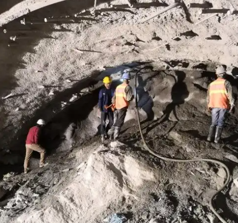 滴道拱顶带模注浆料的施工流程及注意事项